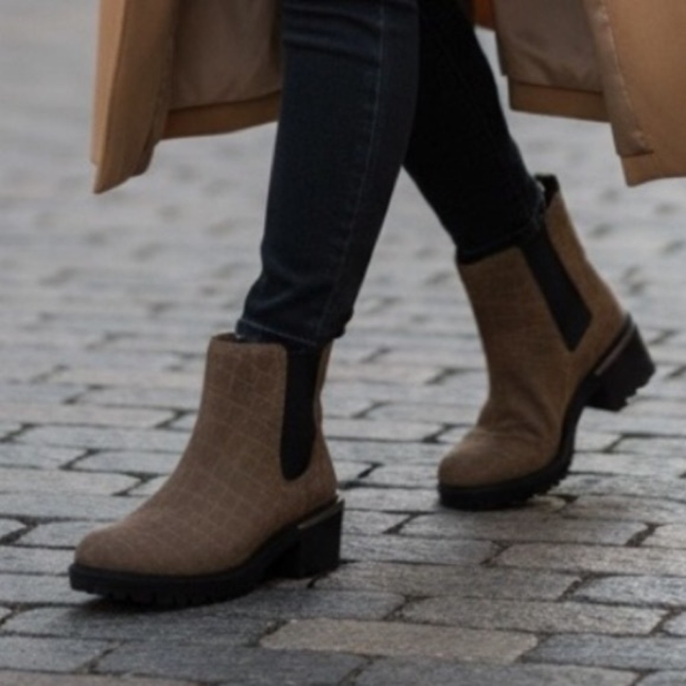 Vince Camuto Brown Croc-Embossed Ankle Chunky Boots size 9 W nwot